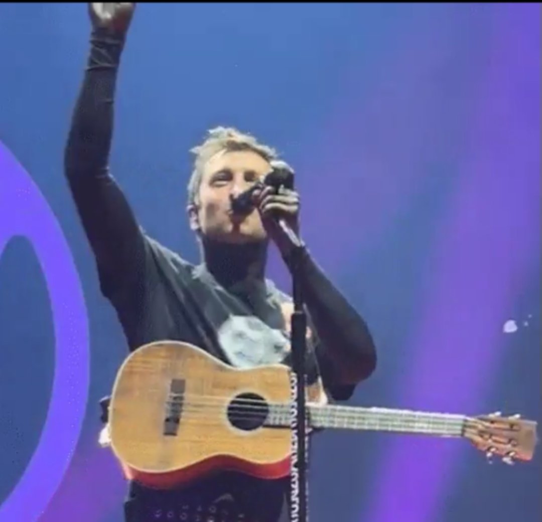 ok so 

- no stole 

- black shirt

- completely different outfit 

WHO IS THIS