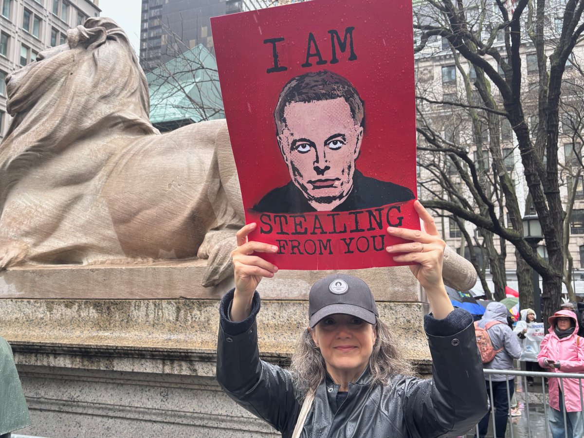 TheRighting's tweet image. We went to the Manhattan's #HandsOff rally on April 5 and captured these 20+ images of non-violent demonstrations. The people have spoken and they're pissed. shorturl.at/8UcGU
