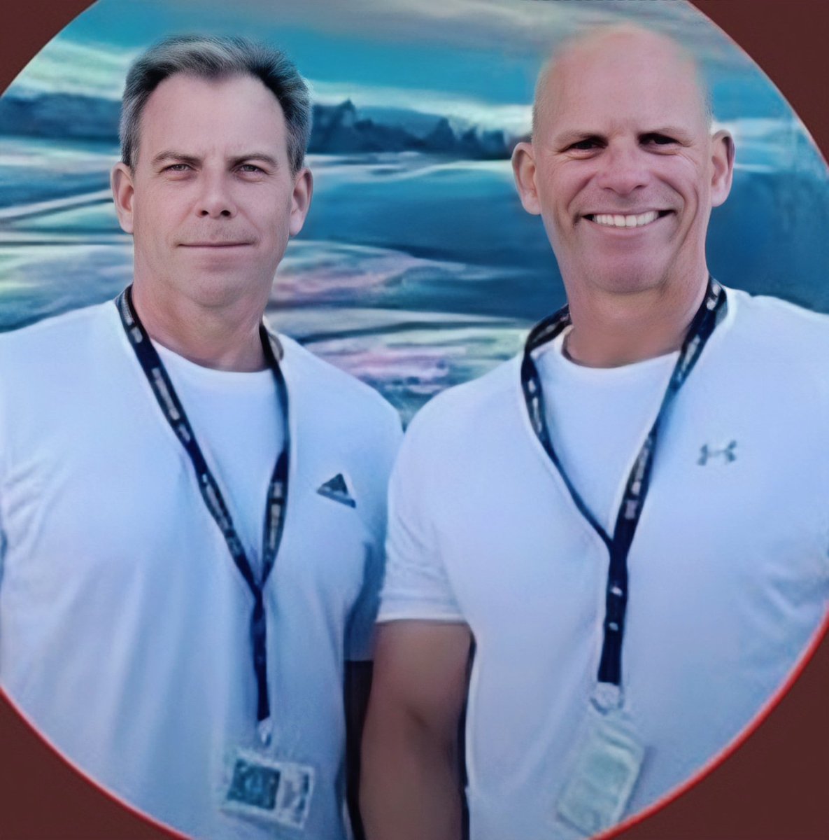 depois de 28 anos, temos a 1⁰ foto dos irmãos lyle e erik menendez JUNTOS, agora como homens de 54 e 57 anos!
o último registro dos dois juntos foi em junho de 1996, antes deles serem colocados em prisões diferentes — erik com 25 e lyle com 28 anos. #JusticeForErikAndLyle 💙😭