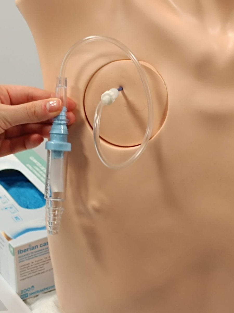 La mejor forma de hacer docencia/recordar/mejorar habilidades es con la simulación!!! 
En este caso colocación de drenajes pleurales simulando derrame pleural y neumotórax!!!