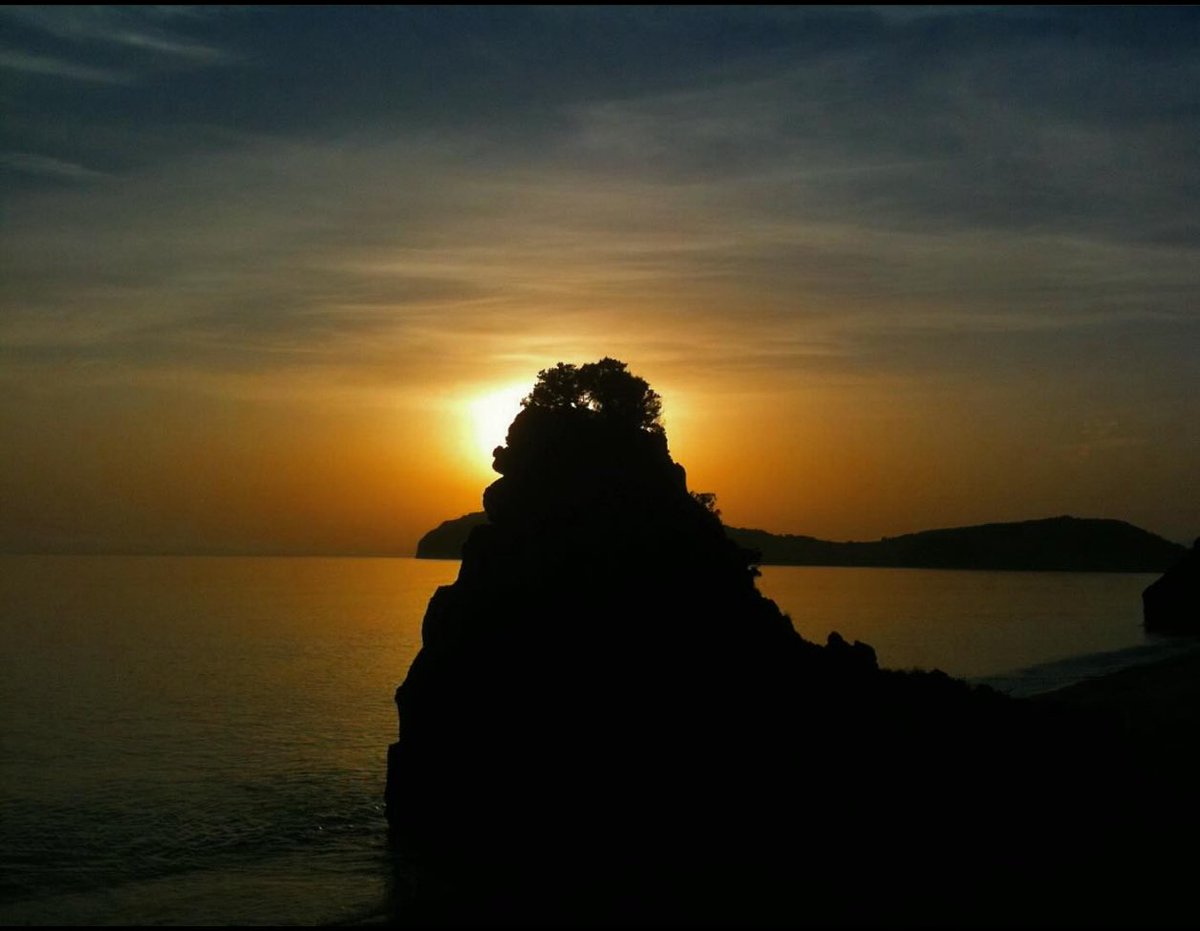 La roccia in ombra che fa da cornice al sole che tramonta dietro al Capo, un atmosfera magica. #CaladelCefalo