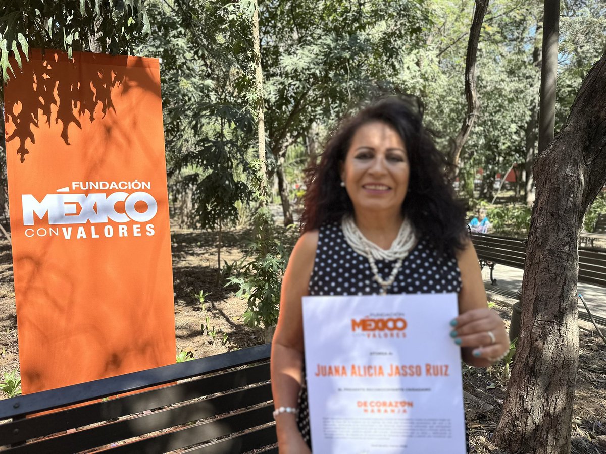 Ella es Alicia Jasso la primer Directora de la Casa de la Cultura en Guanajuato Capital. 
<a href="/FundMXValores/">Fundación México con Valores</a> le hace entrega de reconocimiento: shorturl.at/PNess