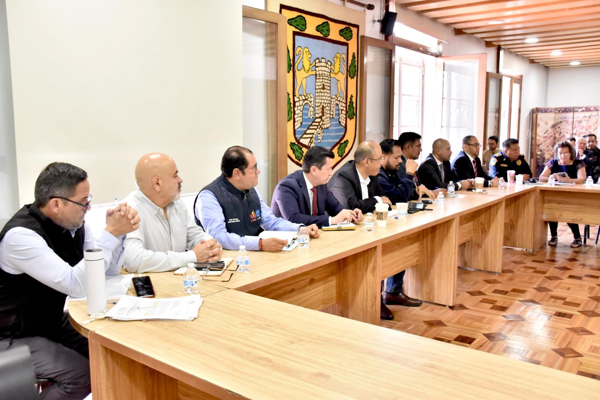craviotocesar's tweet image. ¡Coordinación por la seguridad! 🤝

Junto a la secretaria @VenegasUrzua de la @SGIRPC_CDMX, la consejera jurídica @EreCruzvillegas, representantes de alcaldías y dependencias del @GobCDMX, coordinamos acciones para garantizar que los #EventosMasivos en la…