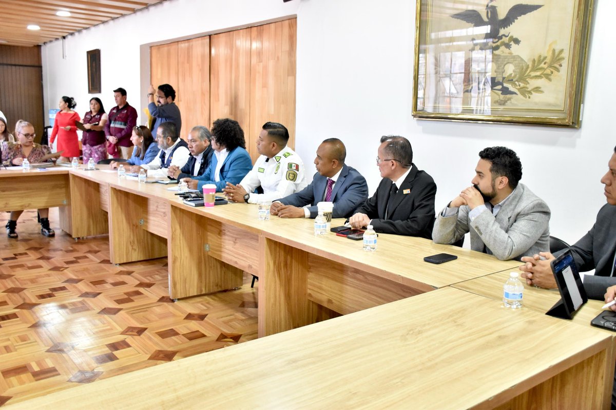 craviotocesar's tweet image. ¡Coordinación por la seguridad! 🤝

Junto a la secretaria @VenegasUrzua de la @SGIRPC_CDMX, la consejera jurídica @EreCruzvillegas, representantes de alcaldías y dependencias del @GobCDMX, coordinamos acciones para garantizar que los #EventosMasivos en la…