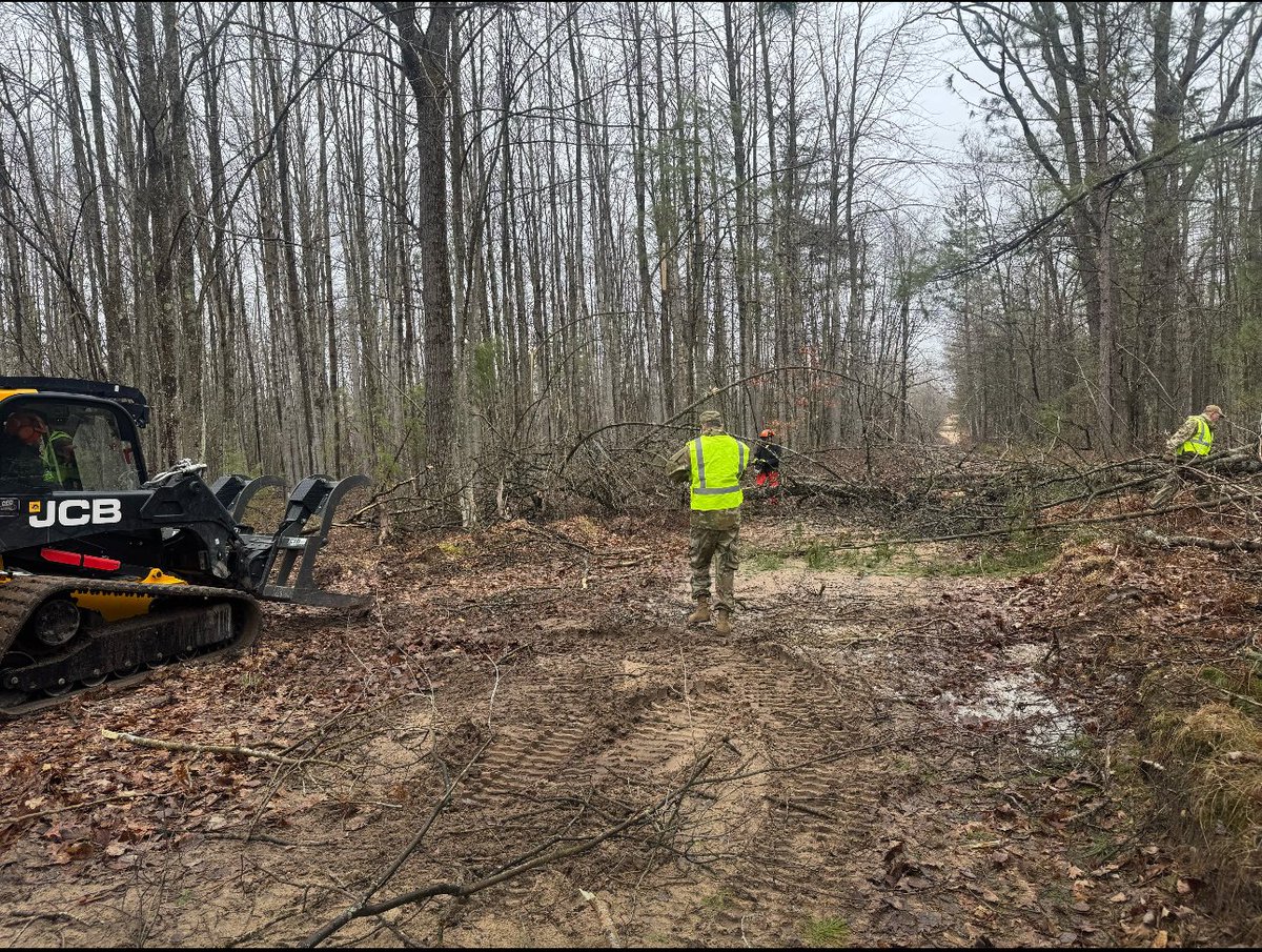 🚧 More than 500 roads cleared in Northern Michigan and counting!
Thanks to incredible teamwork coordinated through the State Emergency Operations Center, crews are working nonstop to restore access and power to thousands. 
💪 Grateful for the relentless efforts of every crew