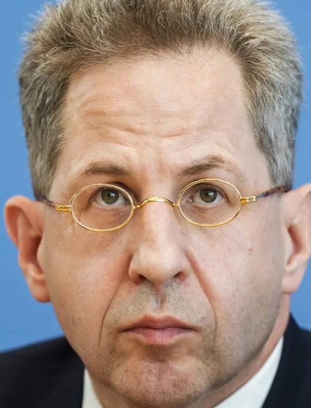 AislinnSchamane's tweet photo. Können wir uns bitte alle mal kurz darüber freuen, dass wir die vrfckt Werteunion schon fast wieder vergessen haben? 🥳
Der einzige Mann im Universum, der seine Kontaktlinsen als Brille trägt, hatte so große Träume...
Puff 💨 https://t.co/vKO9WSHYTU