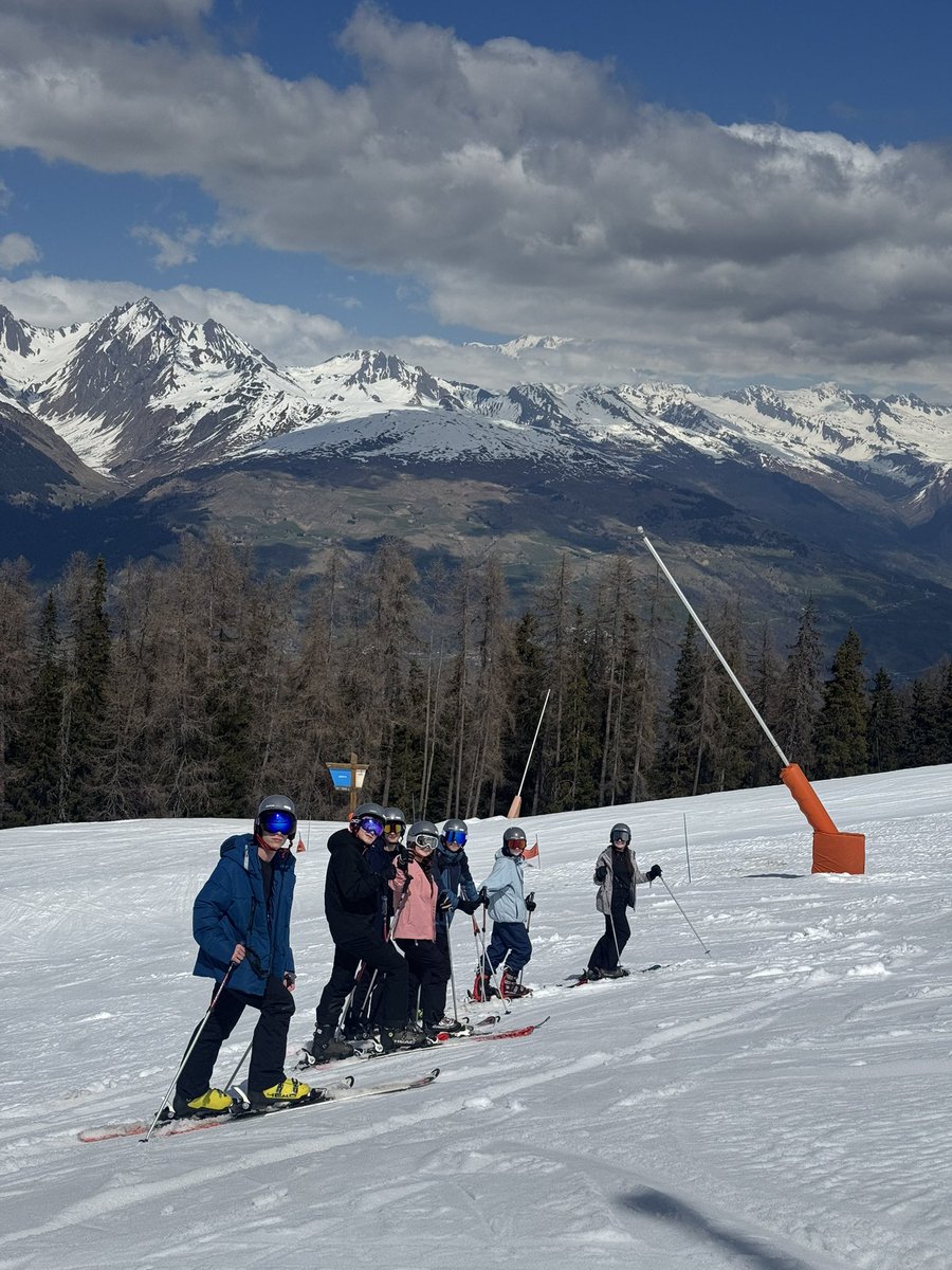 Another glorious day on the slopes. So much progress from our groups! #HUSSki25⛷️