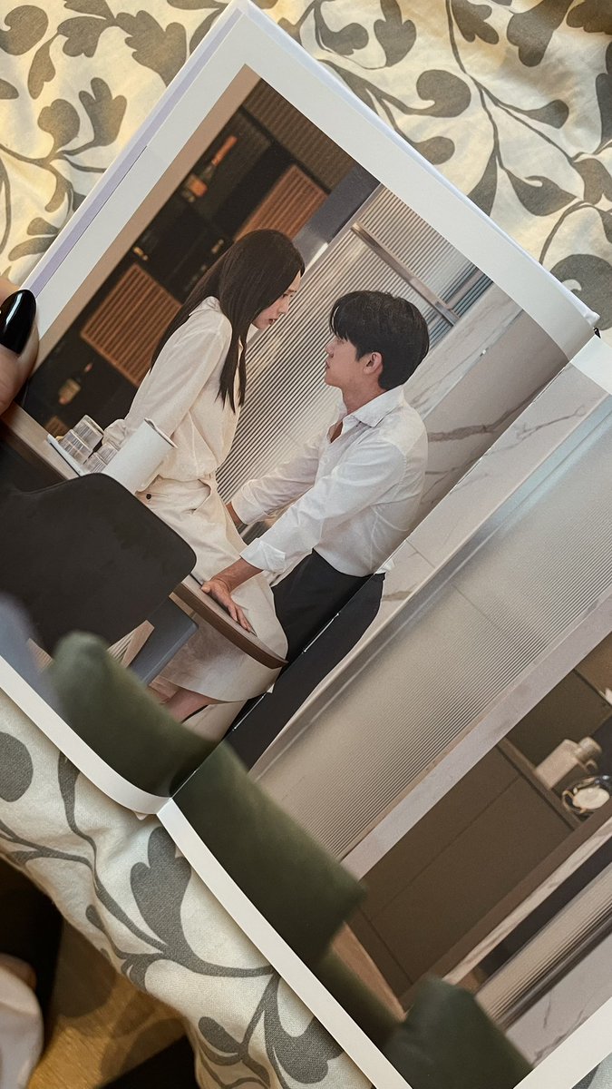 ic3_ang3l's tweet image. Hello pretty thing 🥹❤️
#WhenThePhoneRings #지금거신전화는 #scriptbook #대본집 @birdbox_kr