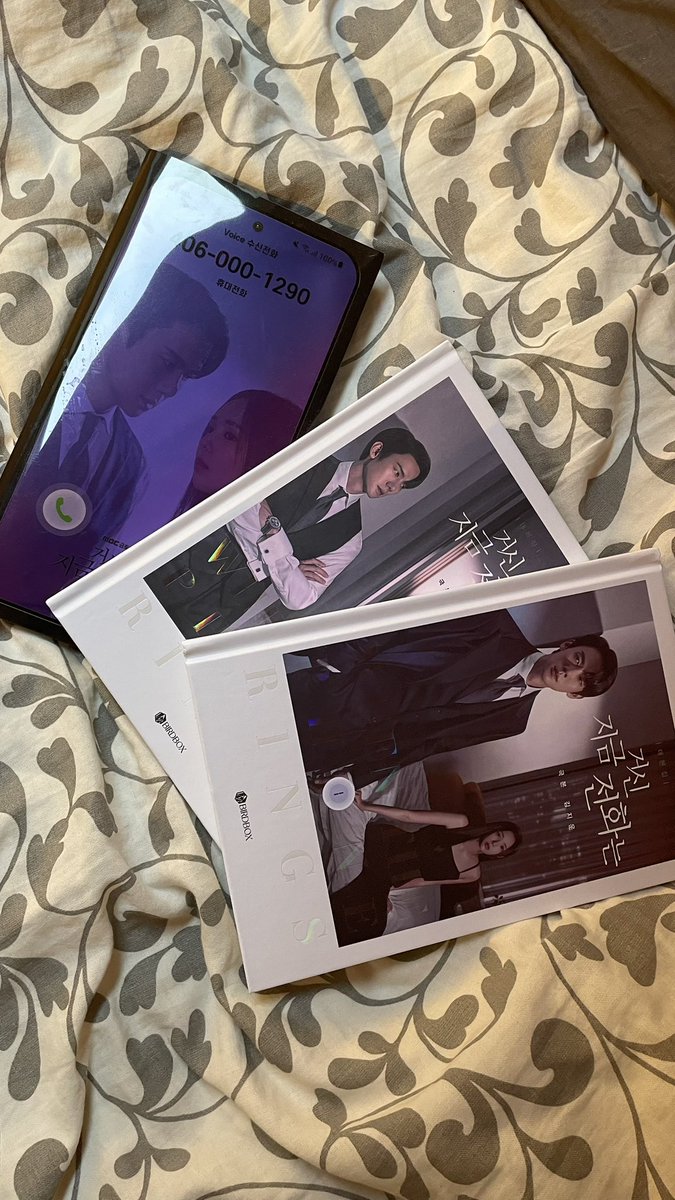 ic3_ang3l's tweet image. Hello pretty thing 🥹❤️
#WhenThePhoneRings #지금거신전화는 #scriptbook #대본집 @birdbox_kr