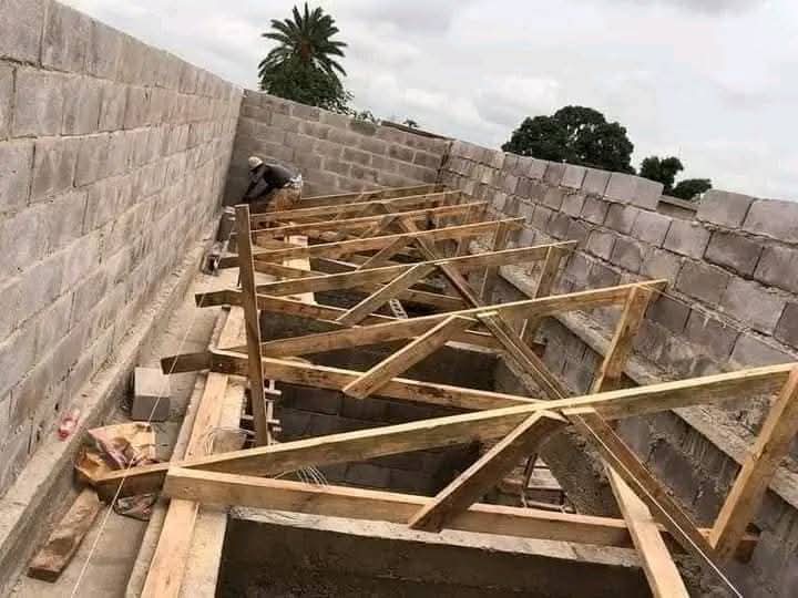 imran_services's tweet image. Hidden roofs are amazing when done right ✅️ with proper slope, drainage, and waterproofing.

But they’re not for everyone, especially in heavy rainfall areas unless you're 100% sure of the technical execution.

#buildingconstruction 
#construction 
#engineeringwork