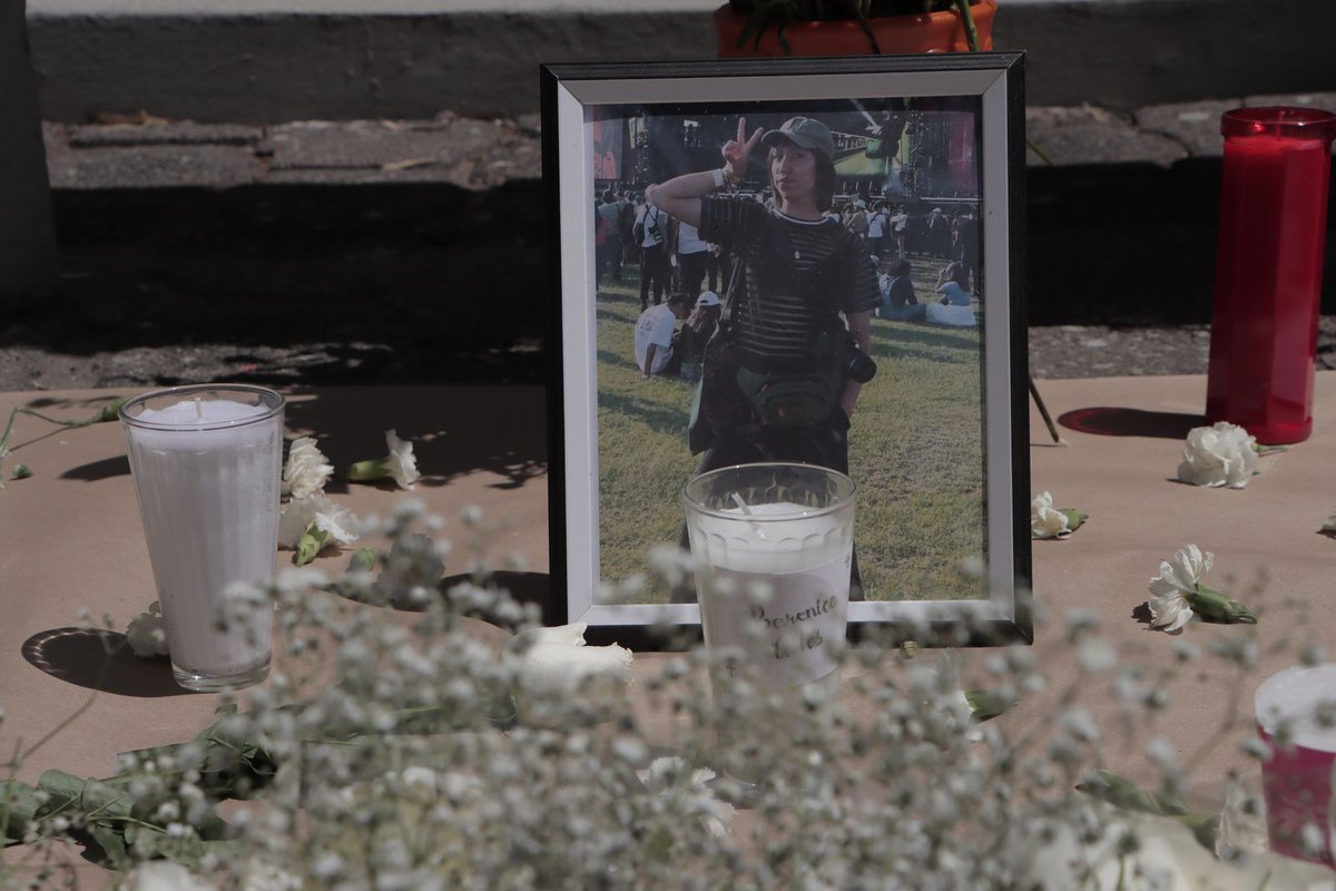 Animal Político (@pajaropolitico) on Twitter photo 🔴 Rinden homenaje en FES Aragón a Berenice y Miguel, fotógrafos que murieron en el festival Ceremonia .
El caso abre la conversación sobre la necesidad de que periodistas cuenten con condiciones de seguridad para ejercer su profesión.
📸 <a href="/ShareniiGuzman/">Sharenii Guzmán</a> 🔴 Rinden homenaje en FES Aragón a Berenice y Miguel, fotógrafos que murieron en el festival Ceremonia .
El caso abre la conversación sobre la necesidad de que periodistas cuenten con condiciones de seguridad para ejercer su profesión.
📸 <a href="/ShareniiGuzman/">Sharenii Guzmán</a>