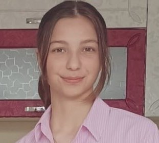 şu çocuğa ne kadar üzüldüğümü kelimelerle anlatamam. khk'lı annesi hapse düştüğü için kardeşlerine annelik yapmaya çalışıyor, ağır epilepsi nöbetleri geçiriyor ve bu yaşta sırtına yüklenen bu kadar yükü daha fazla kaldıramıyor. her bir detayı ayrı acıtıyor insanın yüreğini.