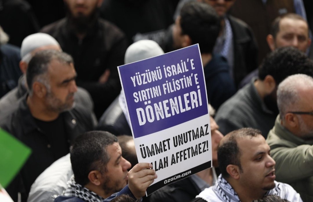 Gazze'de zulüm, vahşet, açlık ve soykırım devam ediyor. Gücü elinde bulunduranlar ya bu zulme destek oluyor veya görmezden gelerek sessiz kalıyor.
Şimdi İ*rail rejimine karşı sessiz kalanlar, gün gelecek aynı vahşetin muhatabı olacak.
Çünkü 'İ*rail mutlak şerdir.'
#GazaNeedsBread