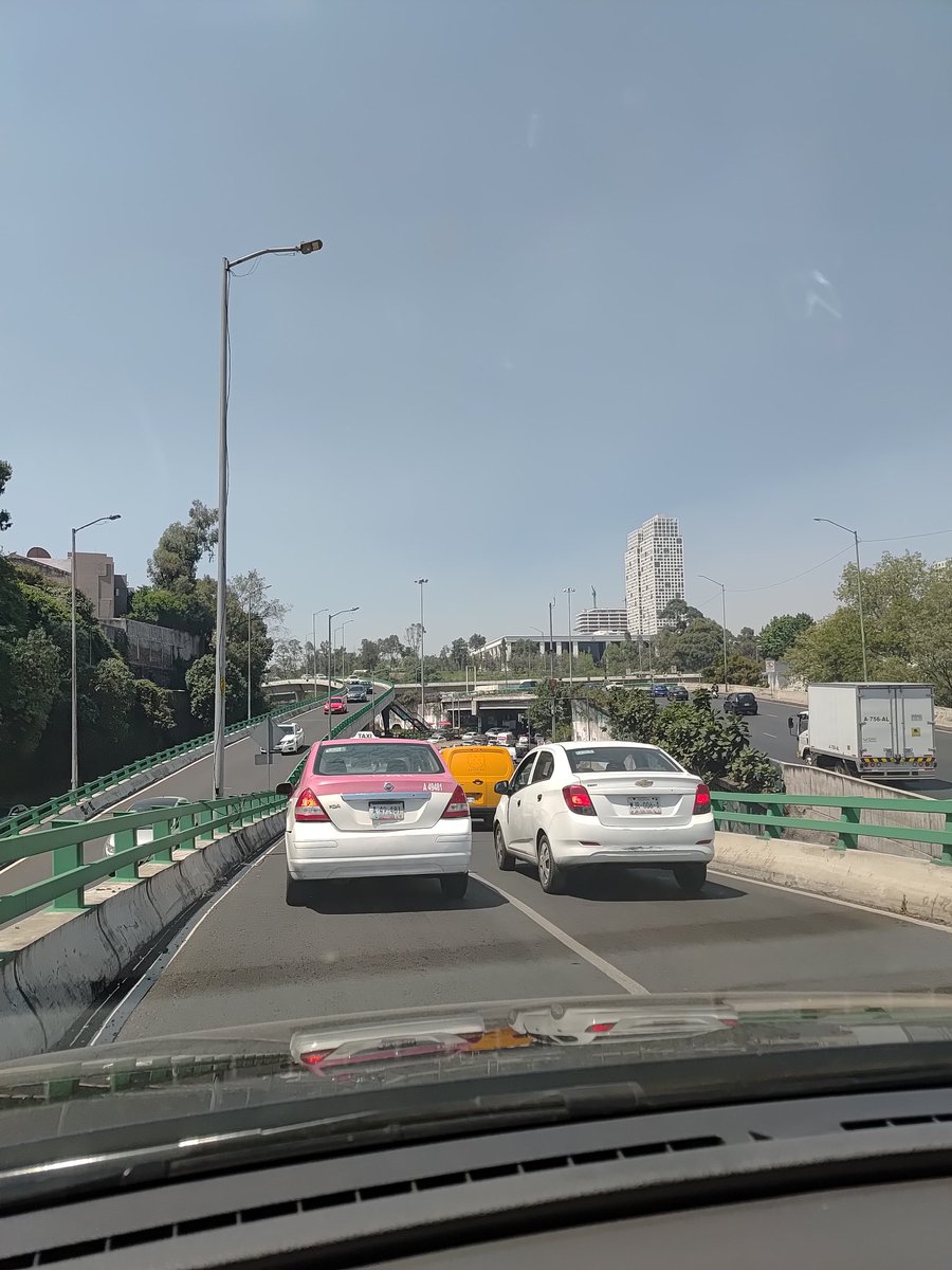 Como todos los lunes, parado el #TransitoGCDMX en la carretera libre México Toluca entre Av. Constituyentes y Paseo de las Lilas. Urge rediseño de movilidad <a href="/LaSEMOVI/">Secretaría de Movilidad CDMX</a> y presencia de personal de #TransitoGCDMX <a href="/OVIALCDMX/">OVIAL_SSCCDMX</a> que agilice el paso en Paseo de las Lilas, <a href="/cuajimalpa_gob/">Alcaldía Cuajimalpa</a>