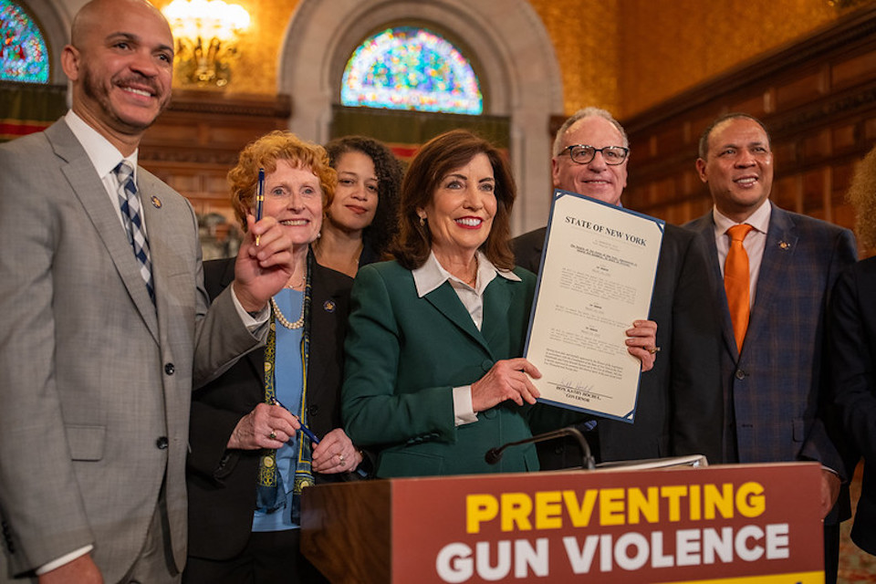 Safer Streets: Governor Hochul Signs Legislation Strengthening New York’s Gun Safety Laws and Announces 53% Decline in Shootings balitangnewyork.com/2025/04/safer-…