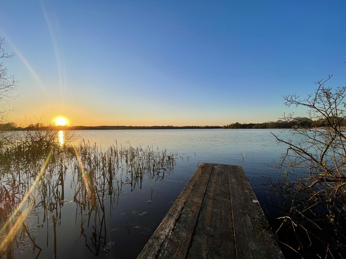 Tonight’s sun setting on Wintersett Reservoir <a href="/bbcweather/">BBC Weather</a> <a href="/BBCLookNorth/">BBC Yorkshire</a> <a href="/Hudsonweather/">Paul Hudson</a> <a href="/KeeleyDonovan/">Keeley Donovan</a> <a href="/katerinaweather/">Katerina Christodoulou</a> <a href="/WkfdOfficial/">Wakefield Official News</a> <a href="/WakeExpress/">Wakefield Express</a> <a href="/Expwakefield/">Experience Wakefield</a> <a href="/PandCExpress/">Pont & Cas Express</a>