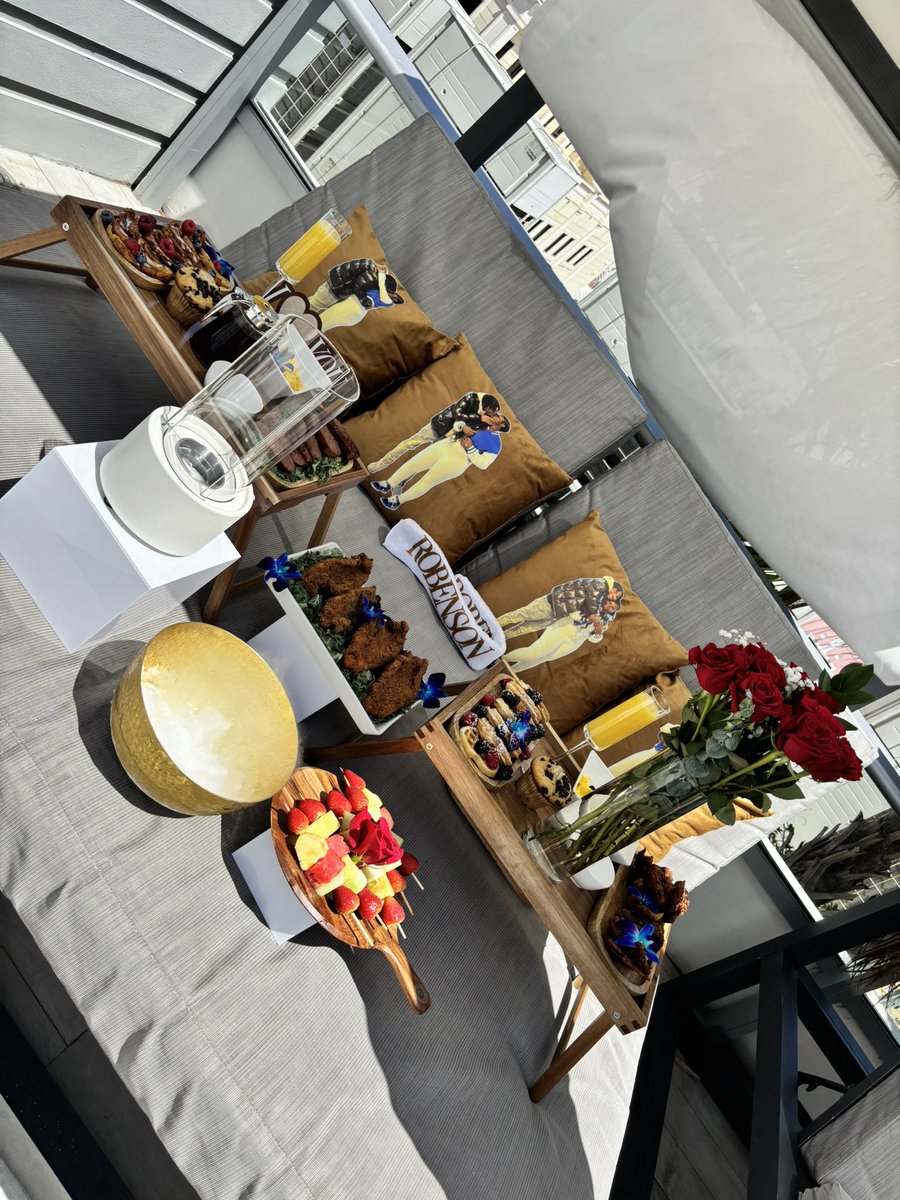 tay_iconic's tweet image. Indulging in a little luxury with a perfect brunch under the cabanas. Cheers to great company and unforgettable moments ✨🥂 #BrunchGoals #ClientVibes #miamichef #browardchef
Book Me : @iconic.eatz
Customs: @paidgirlgraphics