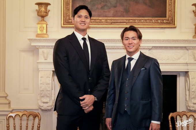 Shohei Ohtani and Yoshinobu Yamamoto pose for a photo.