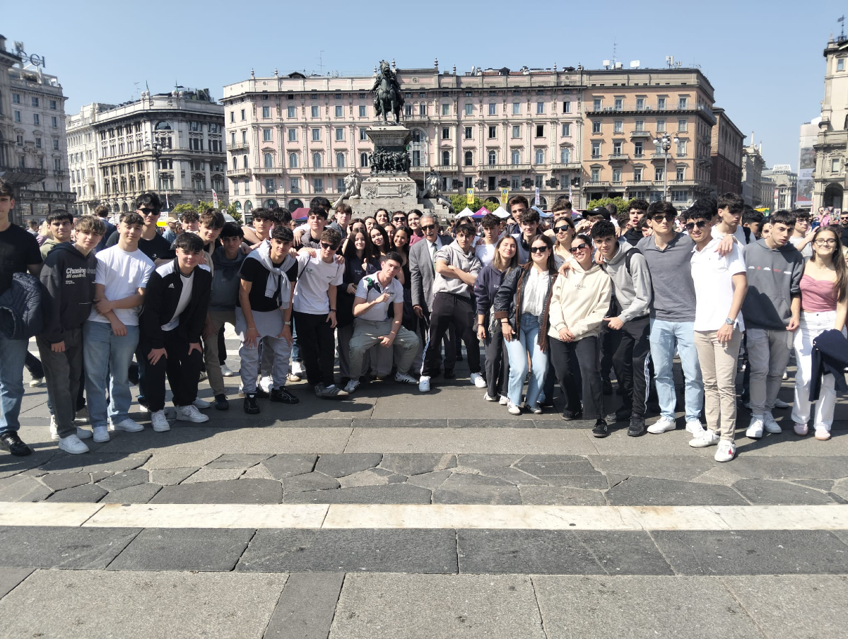📷 Aquí os dejamos algunas bonitas instantáneas de nuestros alumnos de 1º de Bachillerato en su viaje cultural por #Italia 🇮🇹. Podemos verles, por ejemplo, viajando en vaporetto hacia #Venecia o en la Plaza del Duomo de #Milán. 😍