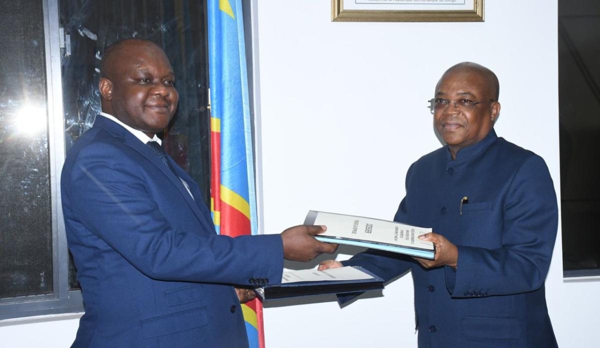 simeonisako13's tweet photo. #RDC| ‼️🚨⛔️ Loi urbanistique et de construction, politique national d'aménagement du territoire, plan foncier national, quel travail a fait l'ancien ministre Pius #Muabilu ? Que fait l'actuel ministre @CrispinMbadu ? Quelle est la responsabilité de @bandubolambongo , ministre des affaires foncières et @Guy_Loando , celui de l'aménagement du territoire ?  Grand angle à lire ce mardi sur https://t.co/PrMcNh4Bd2 et sur notre compte X @simeonisako13 .