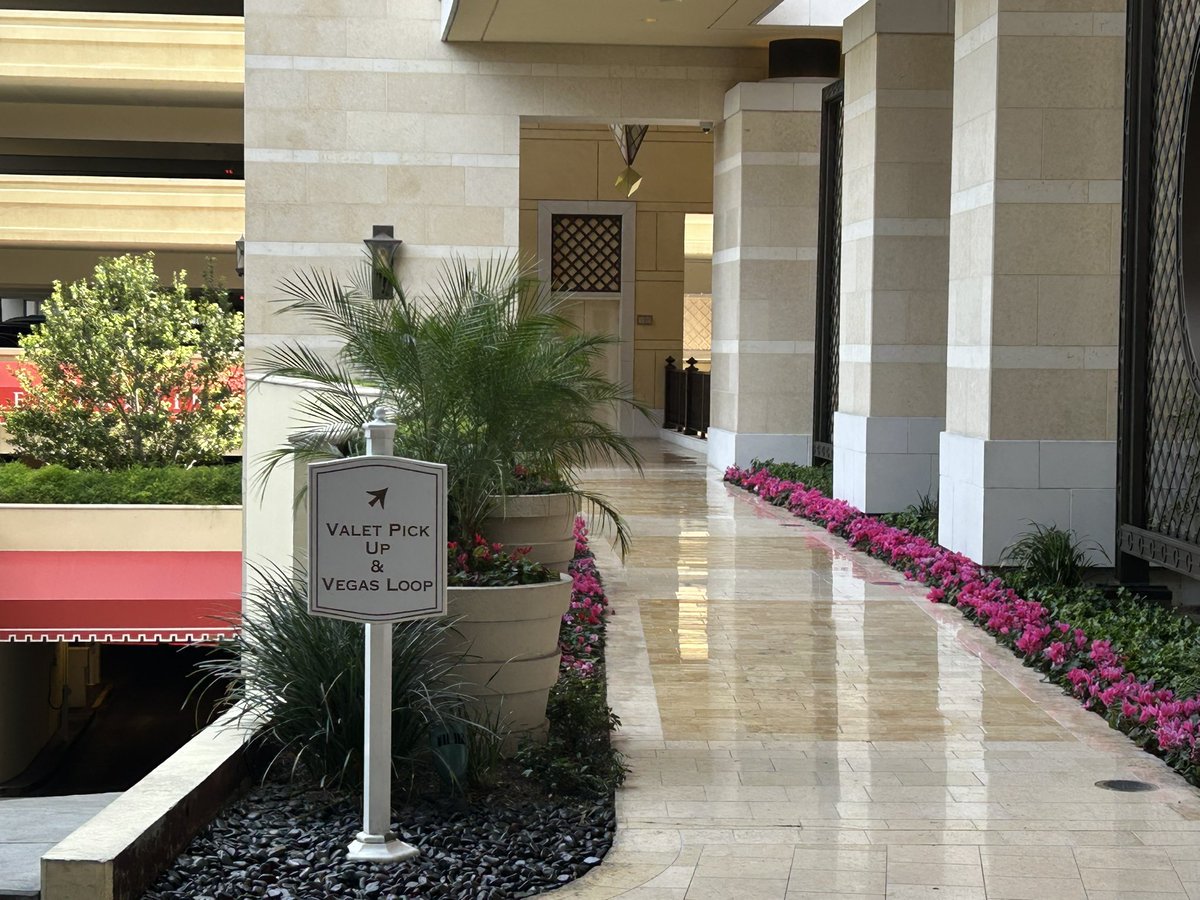 LasVegasLocally's tweet image. The new Boring Company Vegas Loop station at Encore/Wynn is officially open.