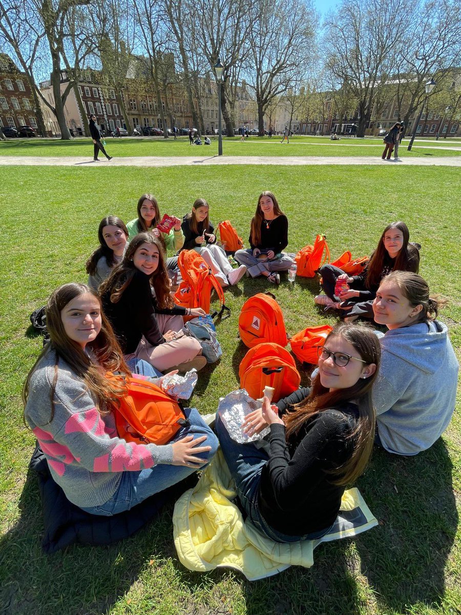 Escolaelcim's tweet photo. 🇬🇧 Comencem el treball de síntesi explorant la ciutat de Bristol, els seus entorns i el museu MShed.
@Escolaelcim #Terrassa @EscolesCoop https://t.co/e4rTgMzopA