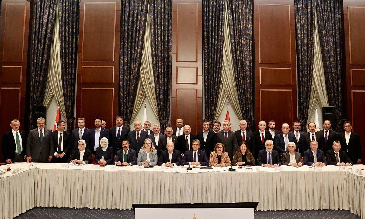 Belediye Başkanlarımız ve Yerel Yönetimler Başkan Yardımcılarımızla bir araya gelerek Büyükşehir ve İllerimizin ihtiyaçlarını değerlendirdik; çözüm odaklı istişarelerde bulunduk.  

AK Parti'nin Milletle bütünleşen belediyecilik anlayışıyla, kaliteli hizmet ve şeffaf yönetim