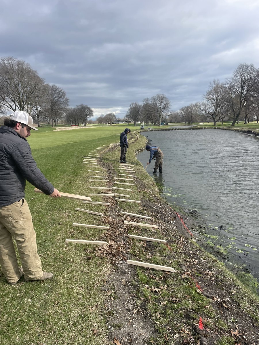 SoxErosion's tweet photo. Kicking off the week at @LaGrangeCC in IL. Jacob, Our National Trainer, is working along side the maintenance crew to install 2300 ft of ShoreSOX. 🌱🌊

#soxinstallation #golf #pondbank #shorelinestabilization #soxtrainer #soxerosion https://t.co/8LrbObX3kN