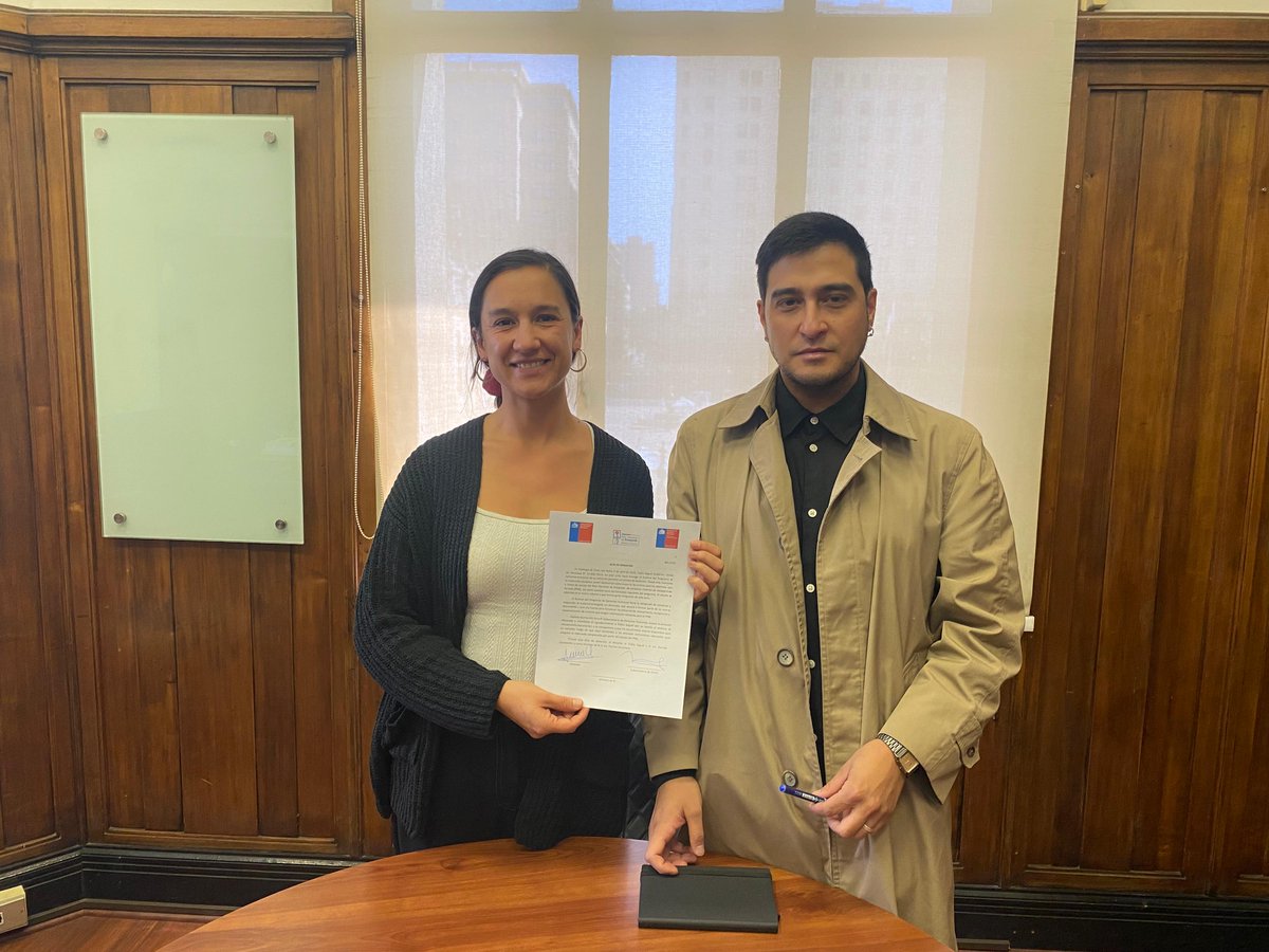 📚 El historiador Pablo Seguel entregó oficialmente su archivo personal a la Subsecretaría de DDHH, tras casi 10 años de investigación sobre violaciones a los DD.HH. en Chile.