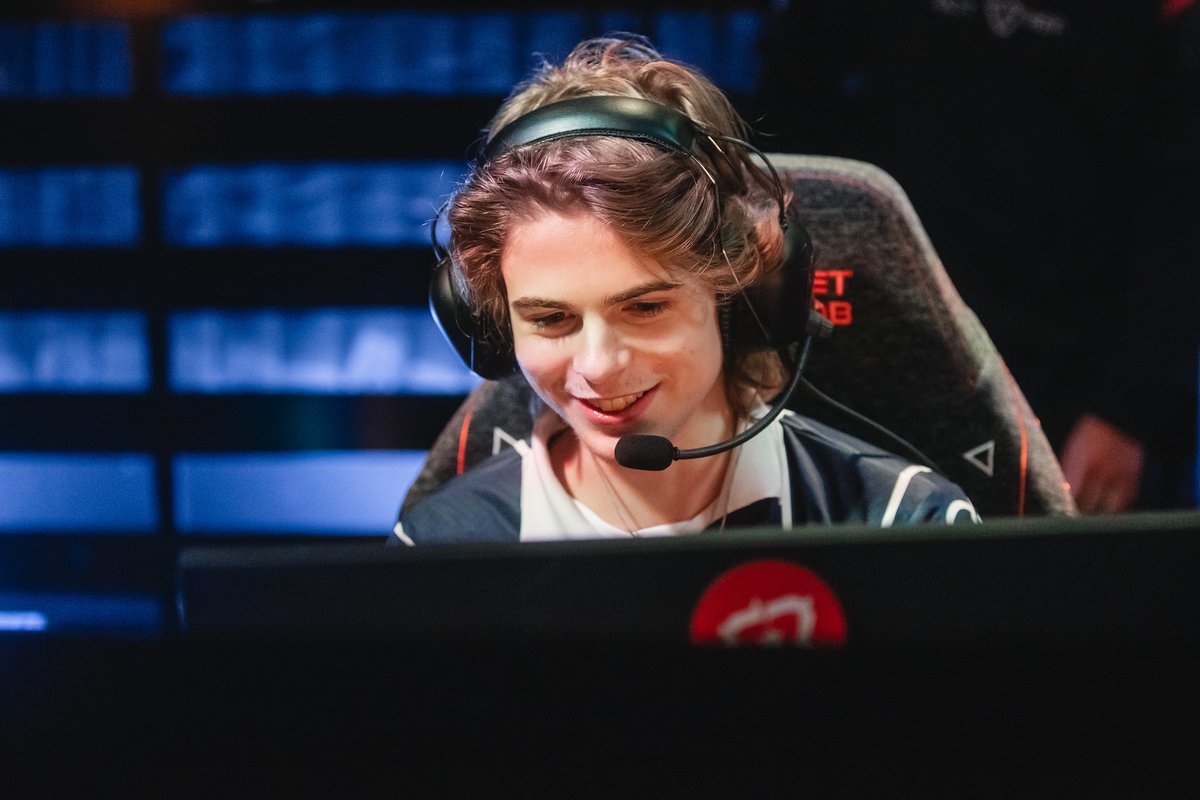 nandoshowww's tweet image. 🎙️🇺🇸 Verno fala sobre performance do MIBR e afirma que se sente um pouco "sobrecarregado" devido a alguns erros nos fundamentos do time:

"Neste momento, somos muito bons, mas os fundamentos estão perdendo rounds muito importantes. Também coloca muito peso em mim mentalmente e…