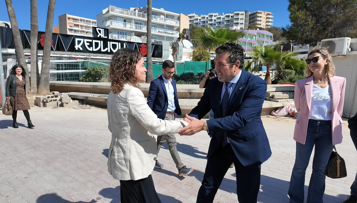 Partido Popular de Calvià (@popularescalvia) on Twitter photo El ministro de Turismo ha visitado este lunes el paseo marítimo Gabriel Escarrer de Magaluf, una obra que supone un salto definitivo de calidad para la zona y que será una realidad en apenas unas semanas. Otro proyecto inacabado del <a href="/PSOE_CALVIA/">PSOE Calvià</a> que convertimos en realidad. El ministro de Turismo ha visitado este lunes el paseo marítimo Gabriel Escarrer de Magaluf, una obra que supone un salto definitivo de calidad para la zona y que será una realidad en apenas unas semanas. Otro proyecto inacabado del <a href="/PSOE_CALVIA/">PSOE Calvià</a> que convertimos en realidad.