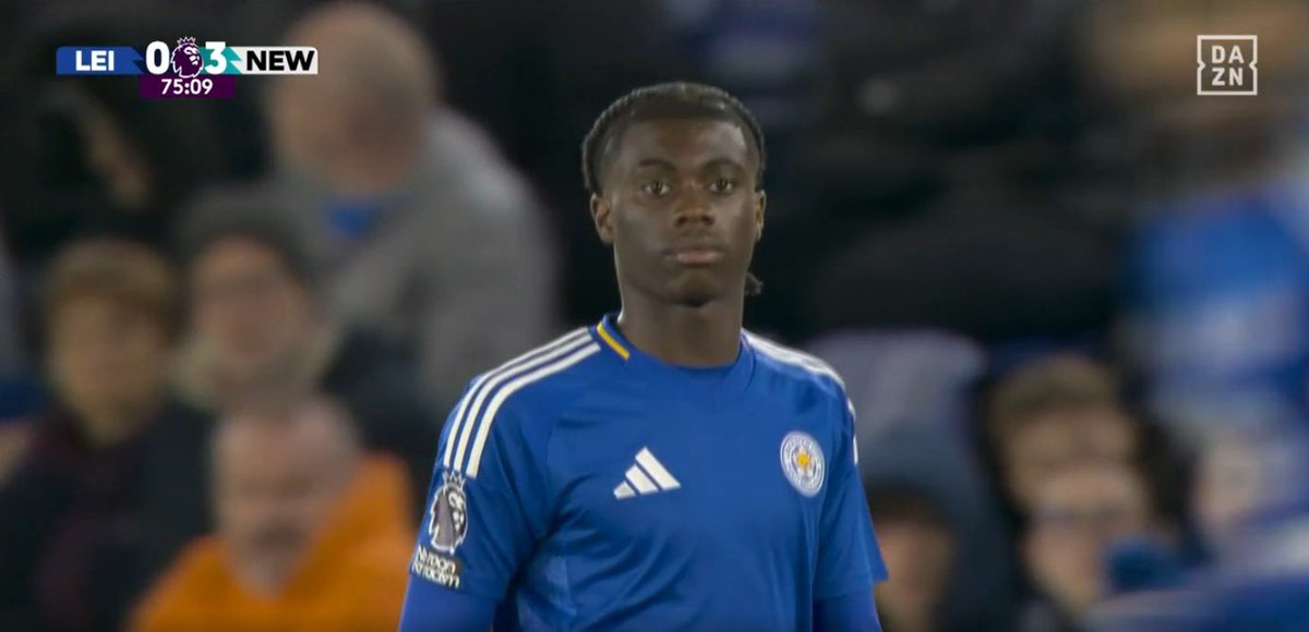 Leer esto va a ser duro. Os aviso.

Jeremy Monga acaba de debutar con el Leicester City en la Premier. Tiene 15 años, nació en el 2009 🤯

Su camiseta es azul entera en el pecho porque no puede llevar el patrocinio de apuestas a su edad.