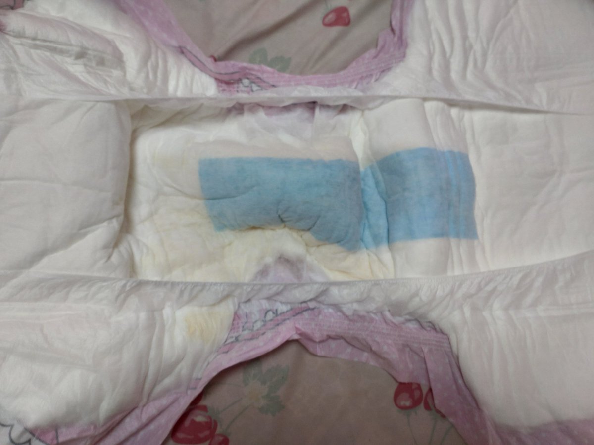 おはようございます
ポコちゃんの愛方です

今日もおねしょでおむつが汚れています
お漏らしのサインも消えておむつを開けると黄色いしーしーで汚れていました

つるつるぞうさんにおねしょで汚れたお股を綺麗にふきふきしましょうね