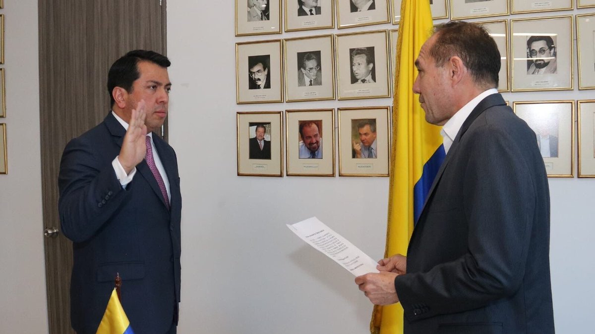 #OrgulloJaveriano | <a href="/johnmarcost/">John Marcos Torres</a>, abogado javeriano, fue nombrado como el nuevo Director de Derechos Fundamentales del Trabajo en el <a href="/MintrabajoCol/">MinTrabajo</a>.

Desde su nueva posición, trabajará en la protección de las condiciones laborales, la defensa de los derechos de los trabajadores,