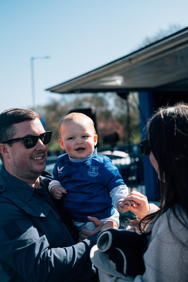 Anyone happen to know this fella? Would love to get these photos to him...

Lovely moments of him having a dance with his tiny toffee 💙

#efc #everton