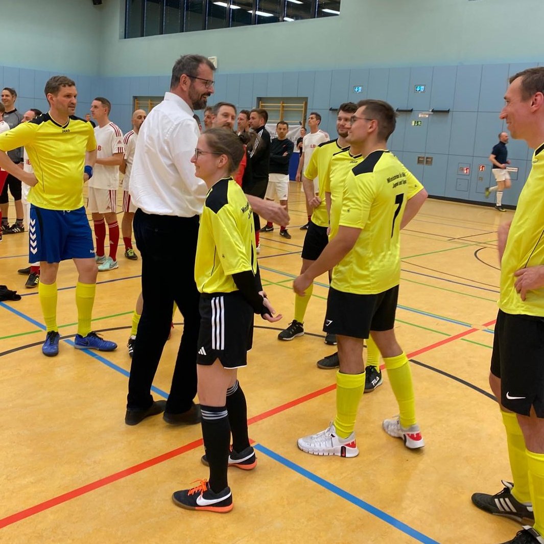 #Oleole! Das #Runde muss ins #Eckige: Das gilt jetzt für Landesregierung, Landtag und die  <a href="/LH_Potsdam/">Potsdam</a>. 12 Teams treten bei der 28. Hallenmeisterschaft der Landesverwaltung an. Sportminister Steffen Freiberg eröffnete heute das Turnier und drückte Team MBJS die Daumen. #Fussball