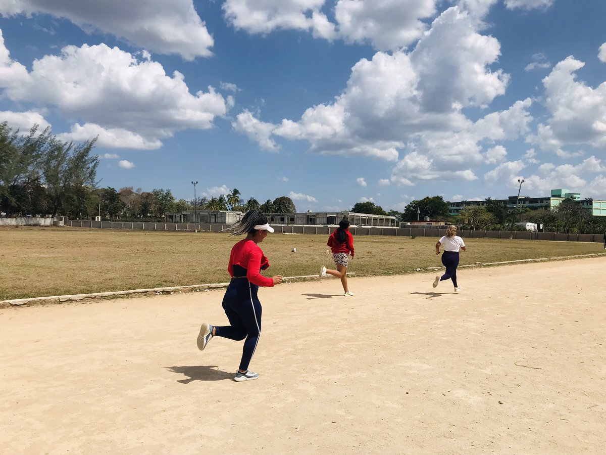 ¡ARRANCÓ LA COMPETENCIA! 💥 El bádminton y el atletismo abrieron la primera jornada de los Juegos Deportivos en la Facultad de Cultura Física. 🏸🏃‍♀️ ¡Pasión y adrenalina en cada encuentro! 💪
#SomosUHo