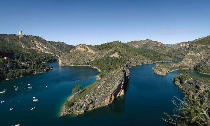 ¿Conoces el "Mar de Castilla"?

Se trata del conjunto de embalses de Guadalajara y Cuenca que encuentra muy próximos entre sí, formando una gran masa de agua.

Algunos de los embalses son el de Buendía, Entrepeñas y Bolarque.

¿Lo has visitado?