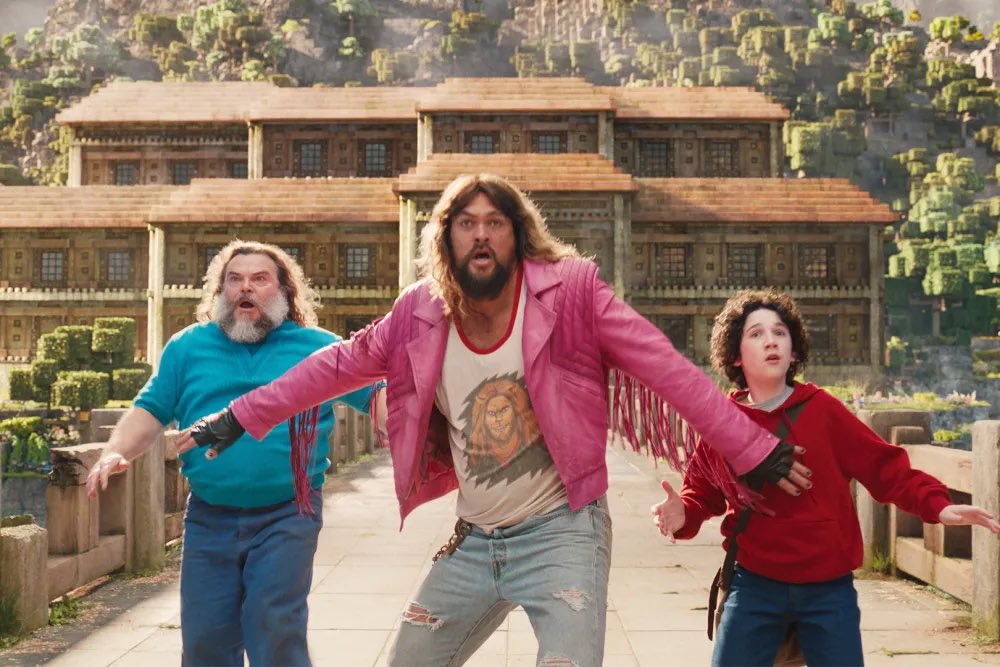 NFCNorthNewss's tweet image. WOW! 😂😂😂
#Bears QB Caleb Williams was forced to leave the “Minecraft” movie early after a group of TikTok pranksters dumped their soda over top of Williams.
During a viral scene, the pranksters yelled “SODA BUCKET RELEASE” before they dumped 256 oz of ice cold Dr Pepper…