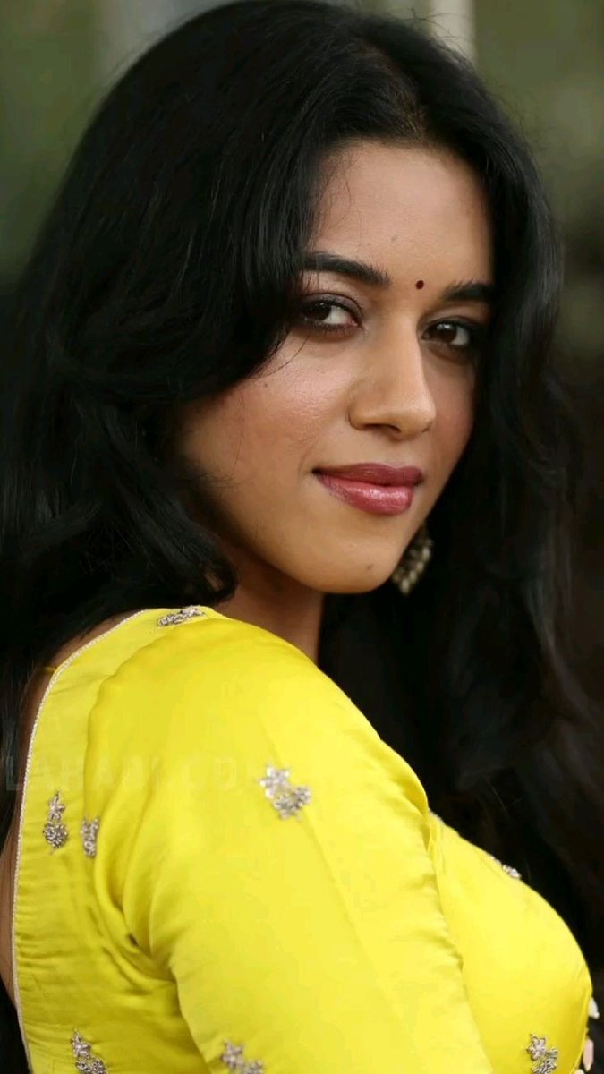 ये दिल मेरा होकर भी धड़कता तुम्हारे लिए है 

क्या इसकी गूंज तुम तक नहीं पहुंची !!

तुमसे दूर होकर भी जिंदा हूं, जरूर मेरी मोहब्बत में ही खोट होगी, क्या मेरी ये कमी तुम्हारे प्रेम से पूरी नहीं हो सकती ??

जवाब जरूर देना, प्रतीक्षित हूं