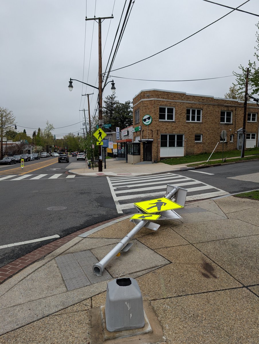 ChelseyDC's tweet image. Hi @311DCgov - sadly this walk signal has met its demise at 12th & Quincy NE. Needs to be cleaned up/replaced.
@DDOTDC @CMZParker5
