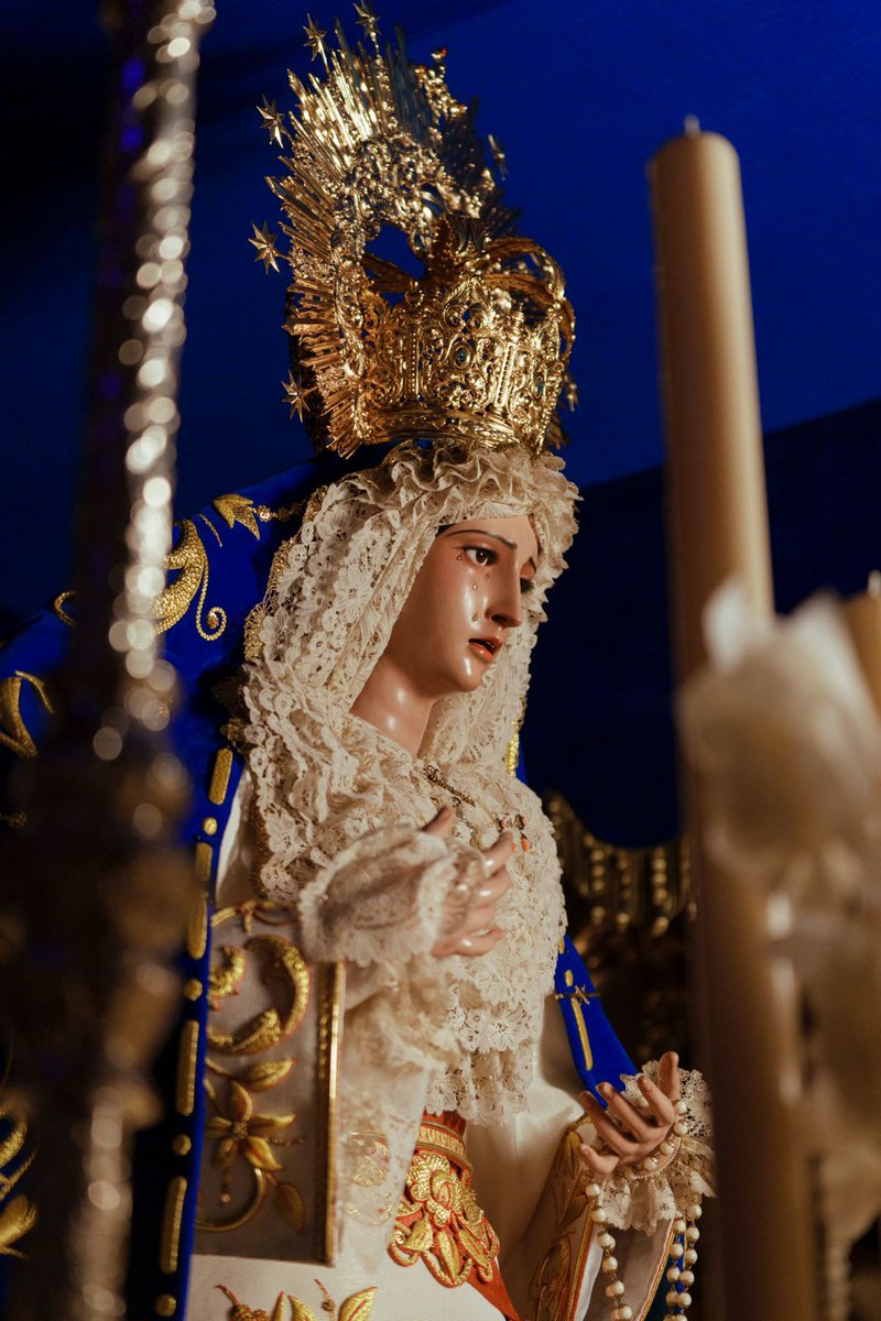 Nuestra Señora de los Desamparados ya luce entronizada en su paso de palio, radiante para el Jueves Santo. Ataviada con su manto bordado en oro, encajes antiguos y joyas preciosas.
¡Bajo tu amparo nos acogemos, Santa Madre de Dios!