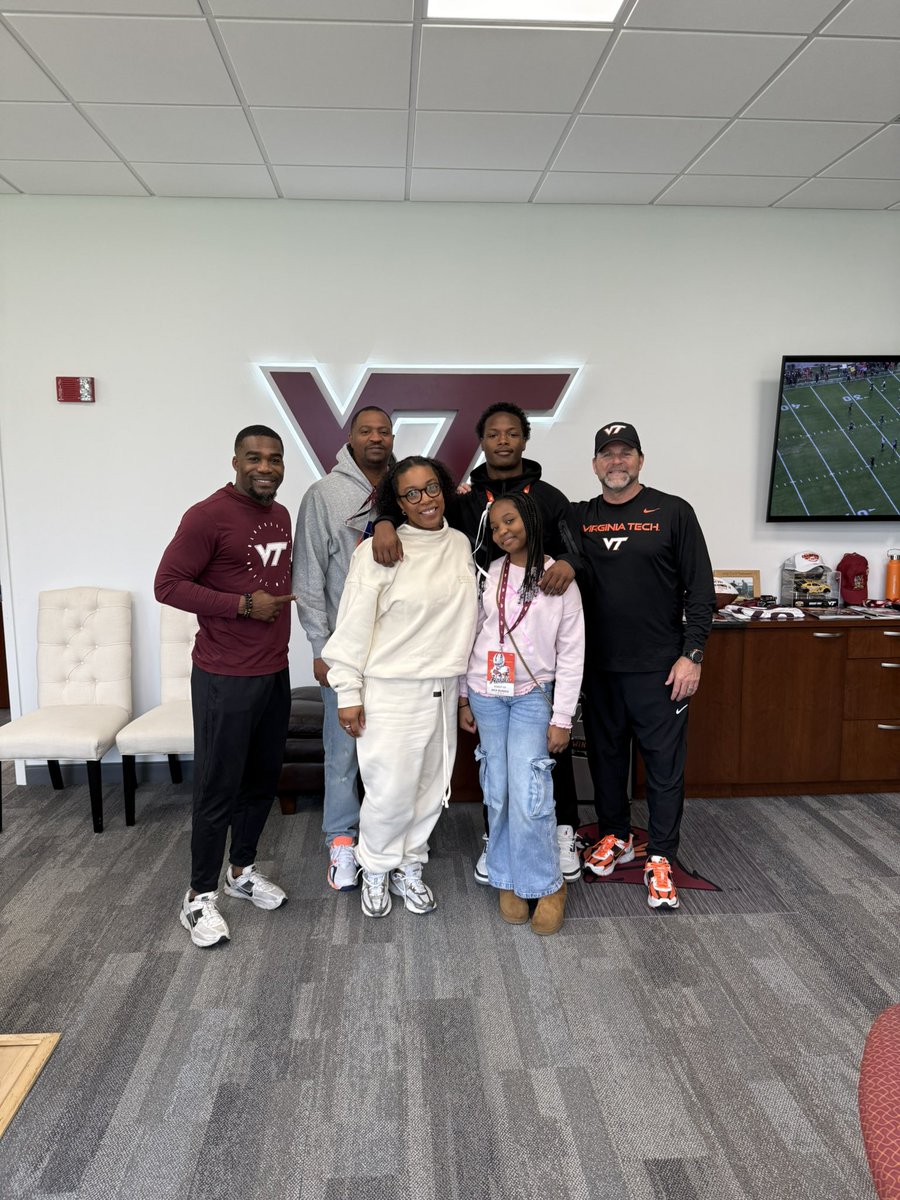 __nickburden's tweet image. Great visit today at Virginia Tech! Thank you @jirehwilson3 @CoachBWhitehead @CoachPrioleauVT  @CoachGouveia 
for having me!! @DAWGHZERECRUITS @recruitDCHS