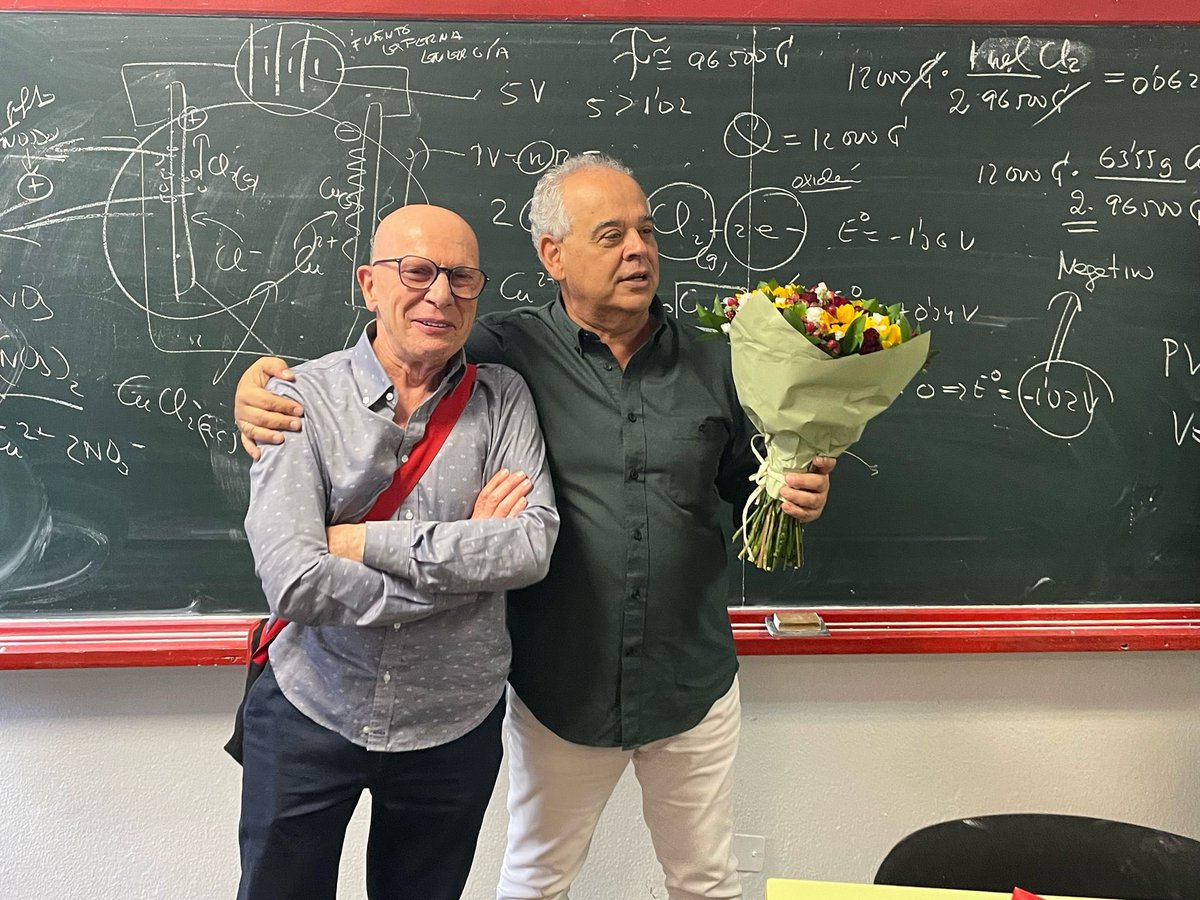 Juan A. Domínguez (@jads1960) on Twitter photo Hoy después de 40 años de profesión ha sido mi último día de clase en <a href="/ColeHeidelberg/">Colegio Heidelberg</a> Muy feliz todos estos años con mis estudiantes, alrededor de 2000. Espero haber podido ayudarles en su educación. Gracias a todos, padres, alumnos y profesores de esta comunidad educativa… Hoy después de 40 años de profesión ha sido mi último día de clase en <a href="/ColeHeidelberg/">Colegio Heidelberg</a> Muy feliz todos estos años con mis estudiantes, alrededor de 2000. Espero haber podido ayudarles en su educación. Gracias a todos, padres, alumnos y profesores de esta comunidad educativa…