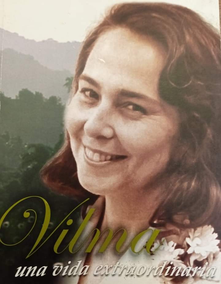 Ante las montañas del II Frente, con la presencia de Raúl, Líder de la Revolución, su compañero en la lucha y el amor y de <a href="/DiazCanelB/">Miguel Díaz-Canel Bermúdez</a>, ante federadas del II Frente, se realizó el acto solemne por el 95 cumpleanos de Vilma. Muy emotivas las palabras de la Sec. Gen FMC <a href="/TeresaBoue/">@SecGFMC</a>