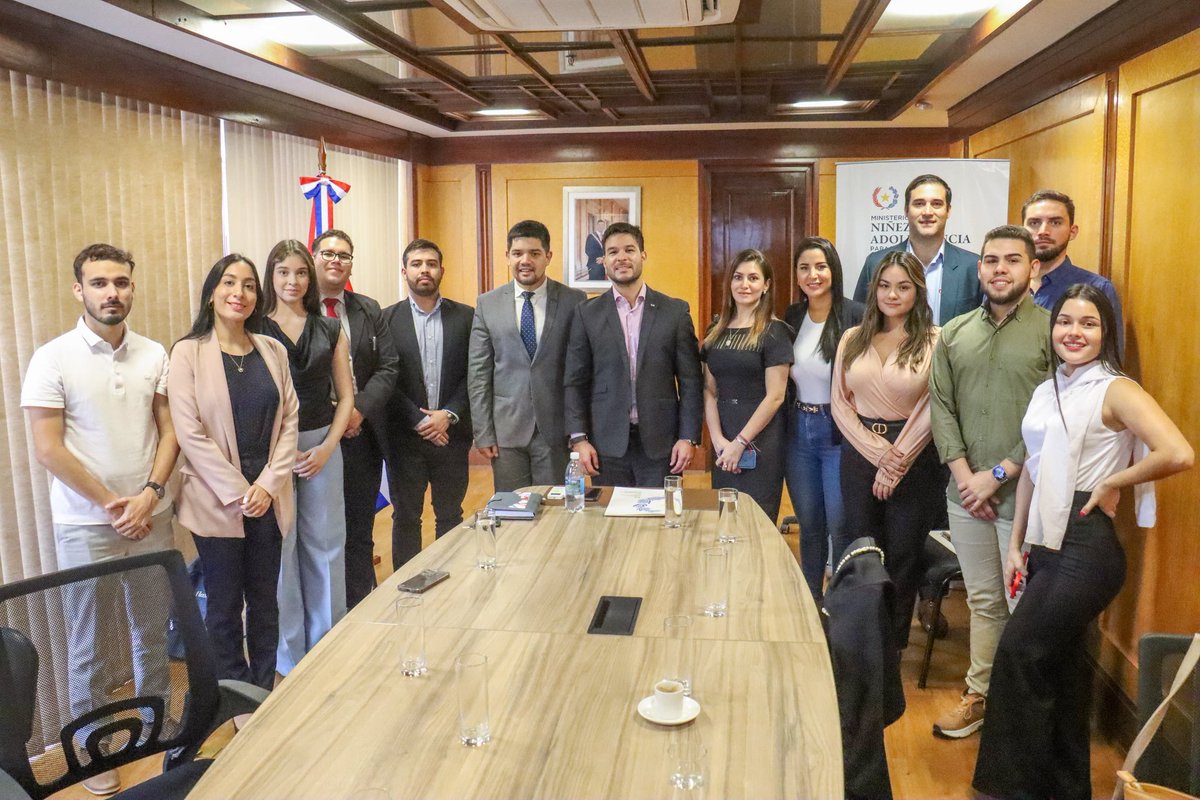 JoseRoberttipy's tweet photo. "Esta tarde nos reunimos con el Ministro de la Niñez y Adolescencia @WalterGCpy. Como jóvenes, queremos realizar obras en beneficio de nuestros niños, quienes son el futuro de nuestra gran nación. 🇵🇾" https://t.co/IncN8Oj4tw