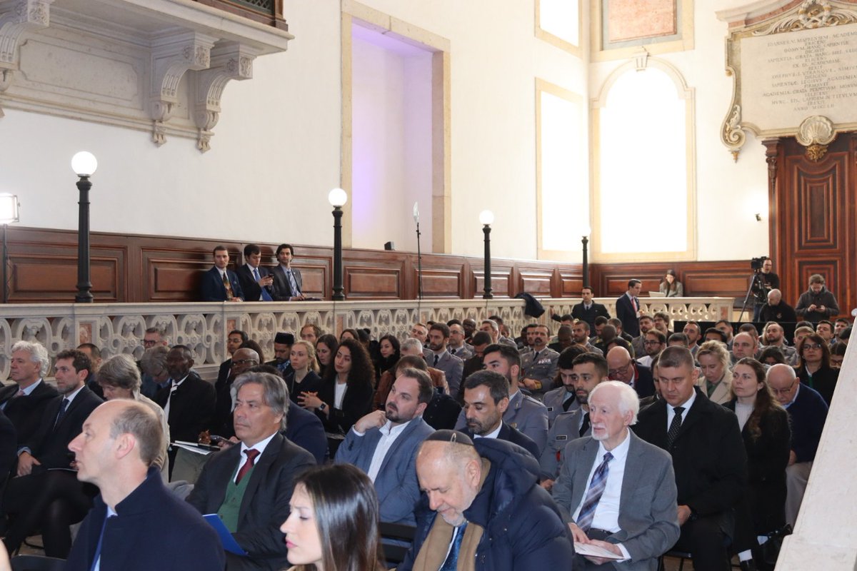 GillMarwan's tweet photo. Fue un placer ser parte del panel sobre la importancia del diálogo interreligioso como una herramienta en pos de prevenir conflictos armados. Esta jornada se dio en el marco del congreso anual de la #IPDAL que se llevó a cabo en el emblemático Palacio de Mafra en #Portugal. 🇵🇹
Aparte de las autoridades gubernamentales y diplomáticos asistieron también representantes religiosos y académicos en este evento cuyo objetivo fue fortalecer la convivencia pacífica en nuestras sociedades. 
Gracias a @ipdal_oficial y @kaiciid por la invitación.
@AhmadiaArg