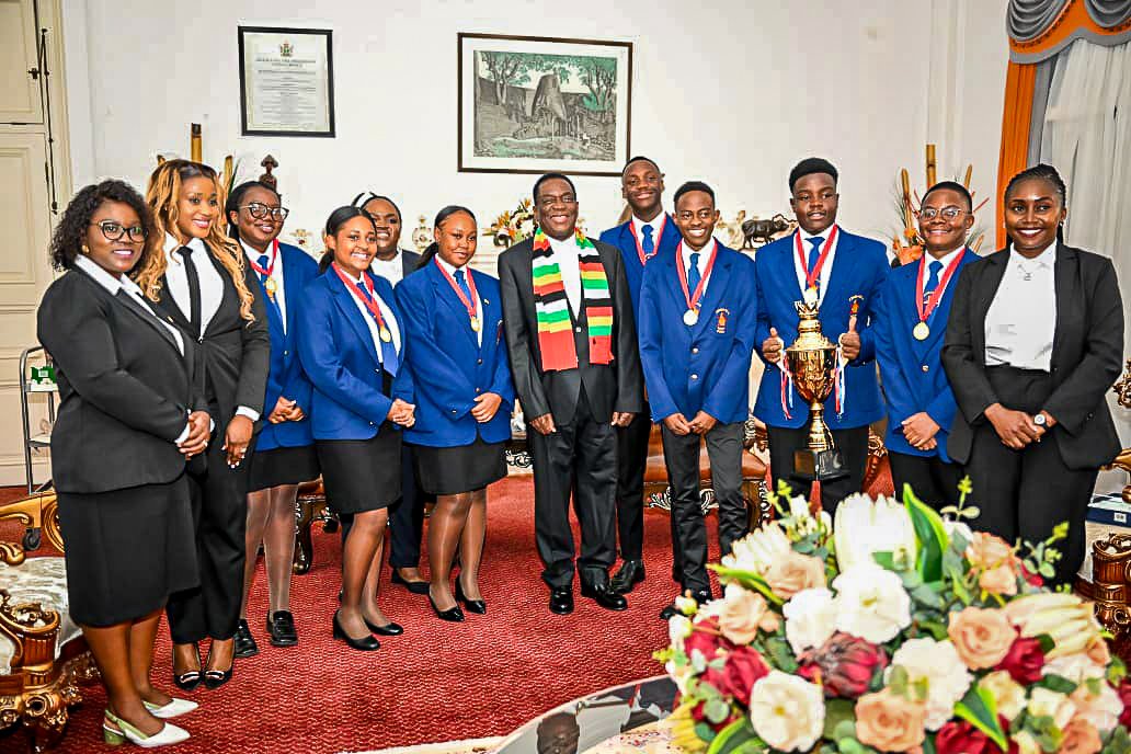 I hosted the 2024 Orate Africa Moot Competition winners at State House—outstanding students from Heritage School and St George’s College who made Zimbabwe proud in Botswana last year. Congratulations on your brilliant achievement! #OrateAfricaMoot #Zimbabwe