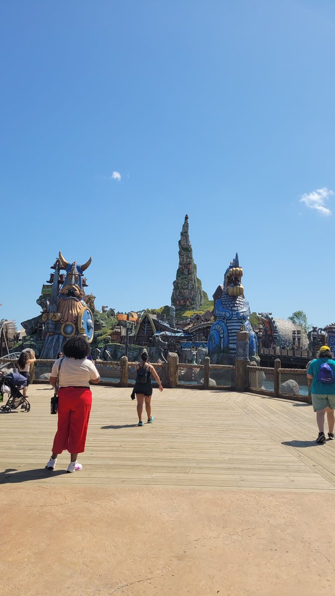 Neptunelogs's tweet image. If you're able to go to epic universe go, im telling ya its genuinely so peak and Berk is literally a dream come true....