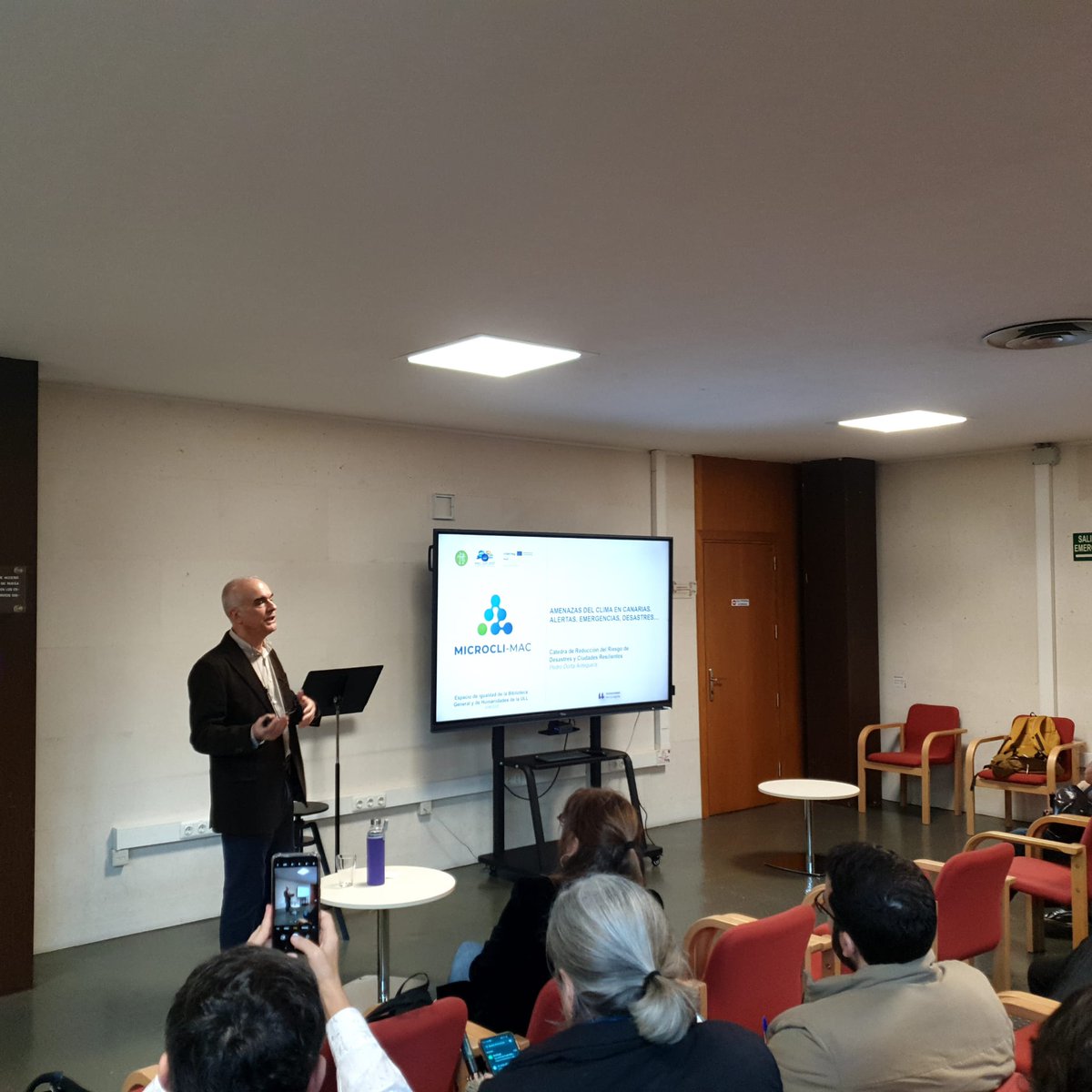 Microcli_mac's tweet photo. Más de 30 estudiantes y profesores se reunieron el pasado 2 de abril para escuchar, Pedro Dorta, socio de @Microcli_mac
Un proyecto que aborda la mejora de las alertas meteorológicas y así llegar de forma efectiva a diferentes grupos de población reduciendo el riesgo de desastres https://t.co/wrERyIFSk5